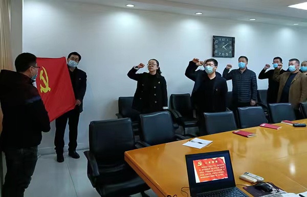 新党员入党宣誓，张琳琳为他们领誓。 受访者供图