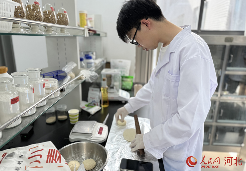 工作人员在中国农业科学院农产品加工与营养健康研究院（沧州）实验室内制作旱碱麦食物。人民网记者 赵明妍摄